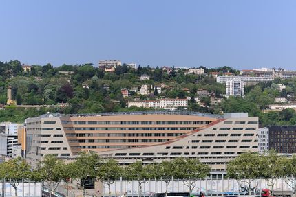 Le siège du conseil régional, vu du côté du Rhône.