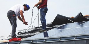 Installation de panneaux solaires - photo licence CC