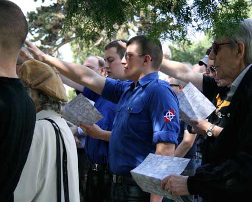 Alexandre Gabriac ci-contre déguisé en élu, et ci-dessous  portant la chemise bleue du groupuscule dissous Oeuvre Française, faisant un salut fasciste sur la tombe de Mussolini.
