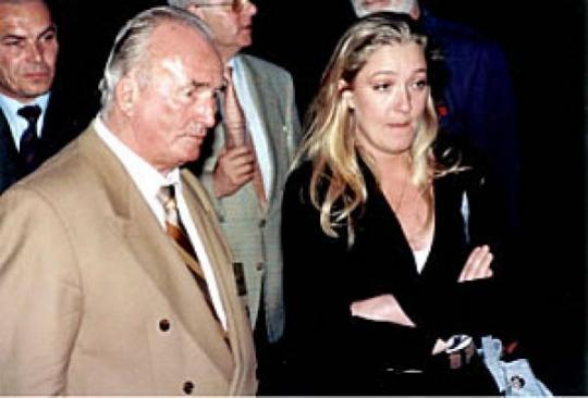 Marine Le Pen aux côtés de l’ancien membre de la Waffen-SS Franz Schonüber.