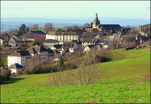 Le joli village de Montsalvy (Cantal)